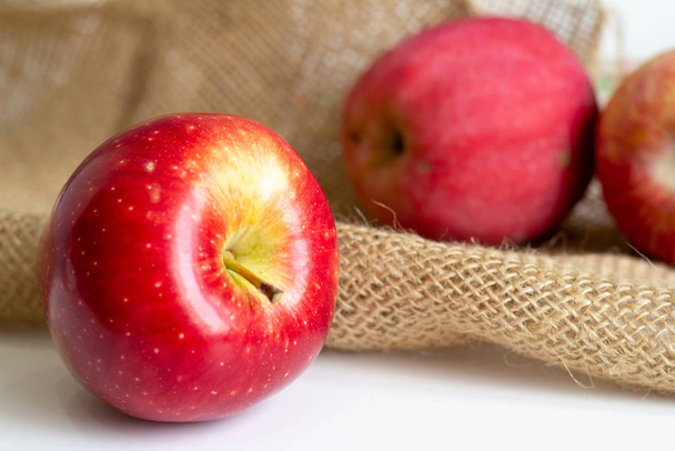 maçã vermelha vista traseira sackcloth no fundo
 - Foto, Imagem