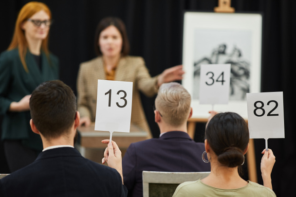 People suggesting sum at auction - Foto, Bild