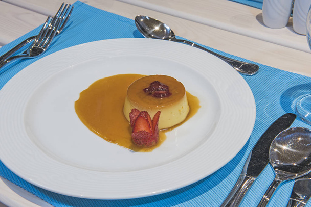 Krémový karamelový dezert v luxusní a la carte restauraci - Fotografie, Obrázek