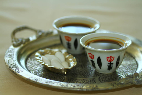 Kávová prezentace s tradičními šálky a měděným podnosem - Fotografie, Obrázek