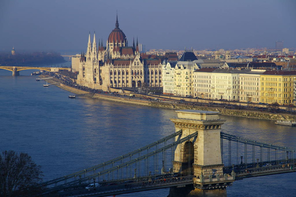 ブダペストのハンガリー議会ビル - 写真・画像