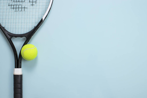 Pelota de tenis y raqueta de fondo aislado. Vista superior
 - Foto, imagen