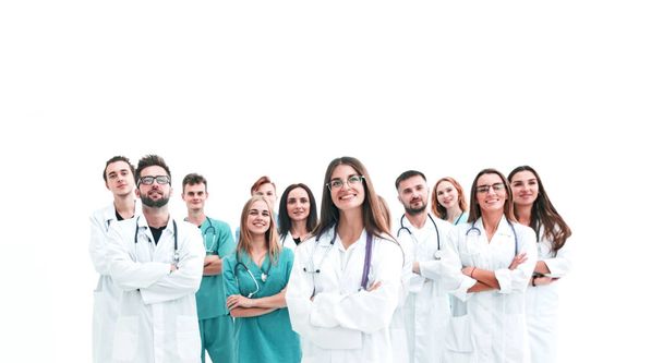 usmívající se mladý lékař stojící před skupinou zdravotnických pracovníků - Fotografie, Obrázek