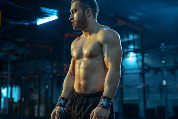 Caucasian man practicing in weightlifting in gym - Zdjęcie, obraz