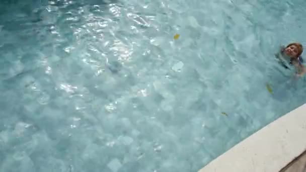 The child learns to swim in the pool - Metraje, vídeo