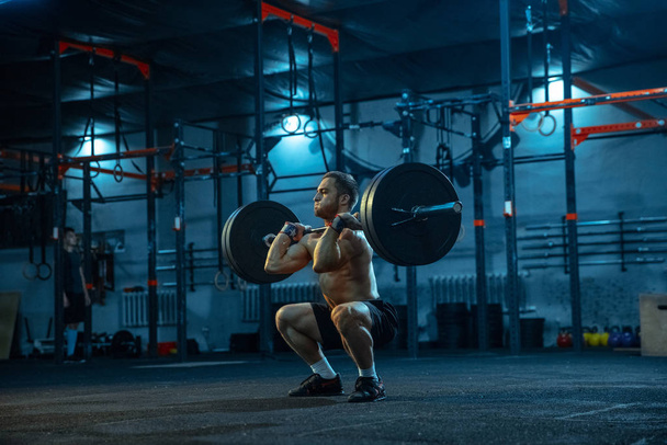 Caucasian man practicing in weightlifting in gym - Φωτογραφία, εικόνα