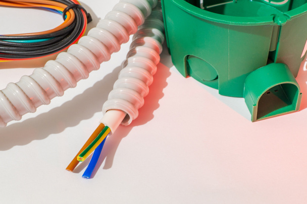 Caja de conexiones verde con cable para la reparación de electricidad en la casa
 - Foto, imagen