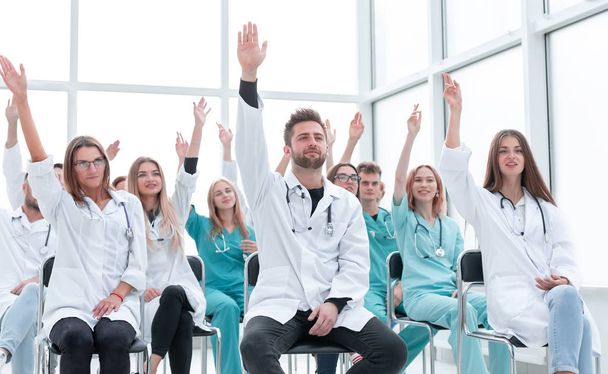 medical students raising their hands during the seminar. - 写真・画像