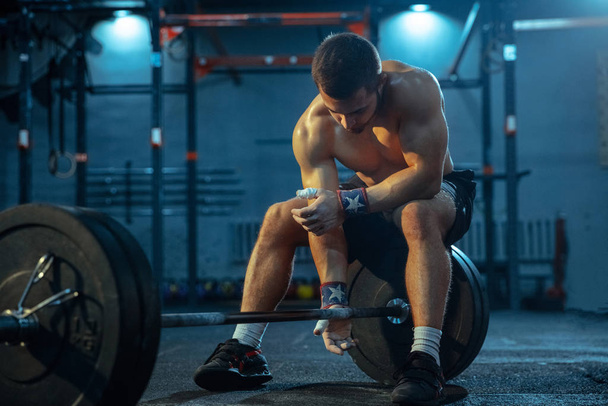 Caucasian man practicing in weightlifting in gym - Valokuva, kuva