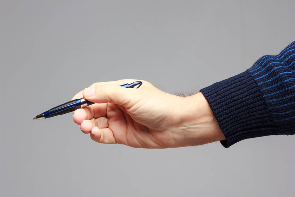 Ручка в руке взрослого
 - Фото, изображение