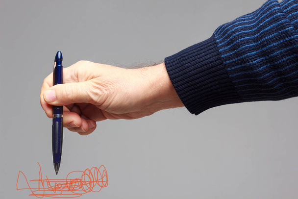 Egy felnőtt kezében lévő injekciós toll - Fotó, kép