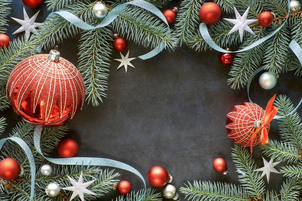 Рождественская рама с еловыми ветками, побрякушки из красного и серебра, звезда
 - Фото, изображение