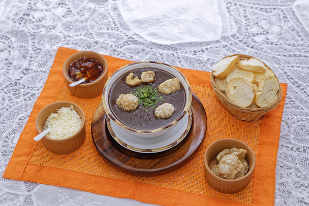 zupa pomidorowa z kromkami chleba w koszyku, smażone przekąski ryżowe i sosy - Zdjęcie, obraz