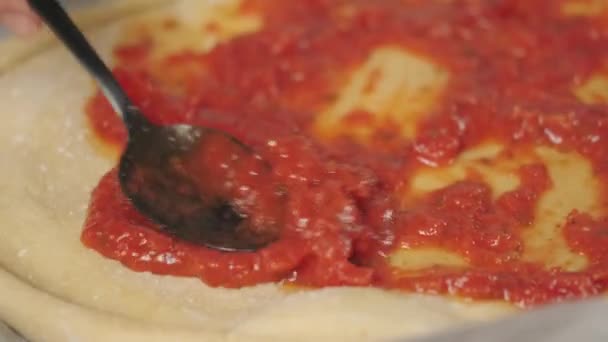 preparar el proceso de pizzas de vegano vista cercana - Metraje, vídeo