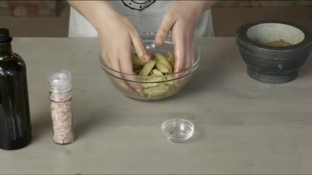 Female hands mixing raw potatoes with spices - Filmmaterial, Video
