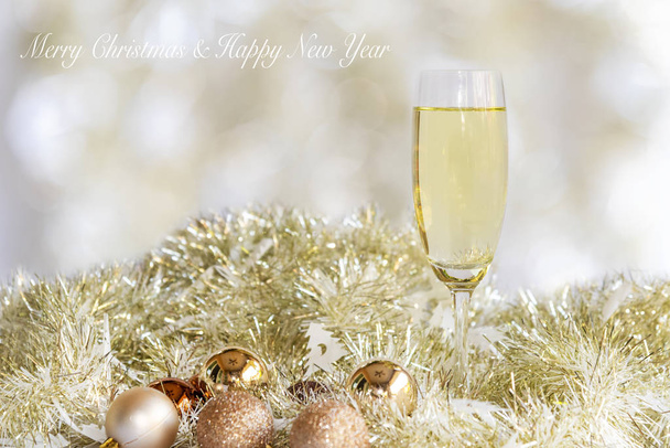 Vrolijk kerstfeest. Champagne in glazen vieren en feestvieren Kerstmis thuis. Gele bokhe achtergrond. - Foto, afbeelding