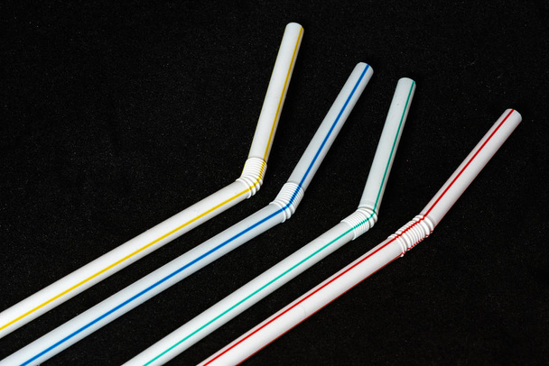 белые пластиковые соломинки с цветными полосками, загрязняющий материал
 - Фото, изображение