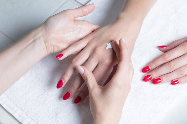 Vista de un masaje de manos - Foto, imagen