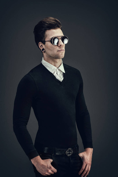 Portrait of a young man wearing sunglasses - Valokuva, kuva