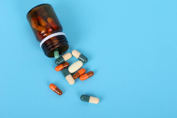 garrafas médicas isoladas em fundo azul, drogas e
 - Foto, Imagem