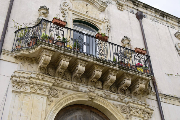 Italia, Sicilia, Palazzolo Acreide (provincia de Siracusa), fachada del palacio de la Libertad y balcón
 - Foto, Imagen