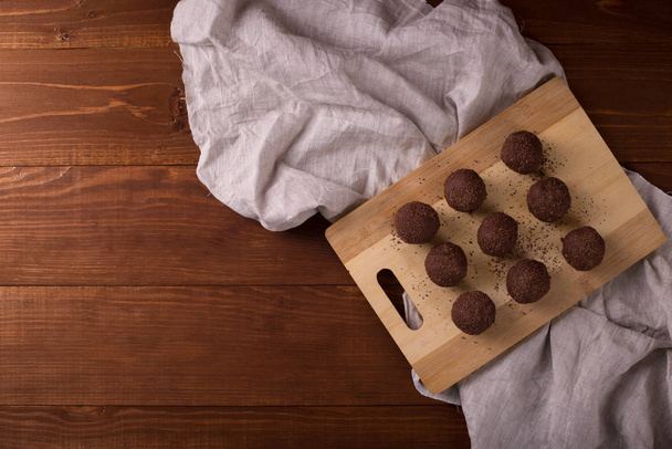 Kakao topları, çikolatalı mantarlı kekler ahşap sırtlı. - Fotoğraf, Görsel