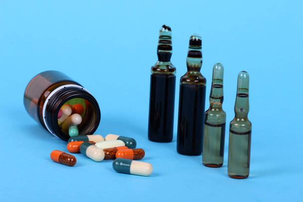 frascos médicos aislados sobre fondo azul, medicamentos y
 - Foto, imagen