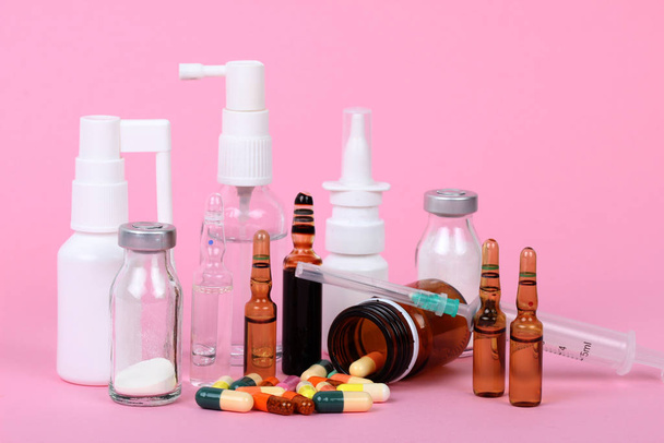 ιατρικές φιάλες που απομονώνονται σε ροζ φόντο, φάρμακα και - Φωτογραφία, εικόνα