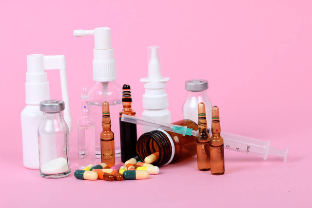 lékařské láhve izolované na růžovém pozadí, drogy a - Fotografie, Obrázek