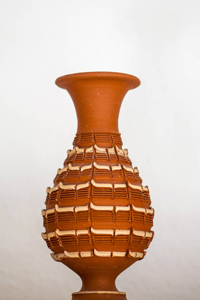 глиняна ваза ізольована перед білим тлом з візерунком
 - Фото, зображення