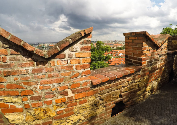 Schöne Aussicht auf Prag zwischen zwei Backsteinmauern - Foto, Bild