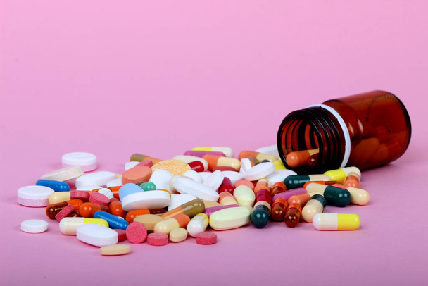 медицинские бутылки изолированы на розовом фоне, наркотики и
 - Фото, изображение