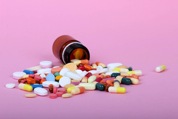 medizinische Flaschen isoliert auf rosa Hintergrund, Drogen und - Foto, Bild