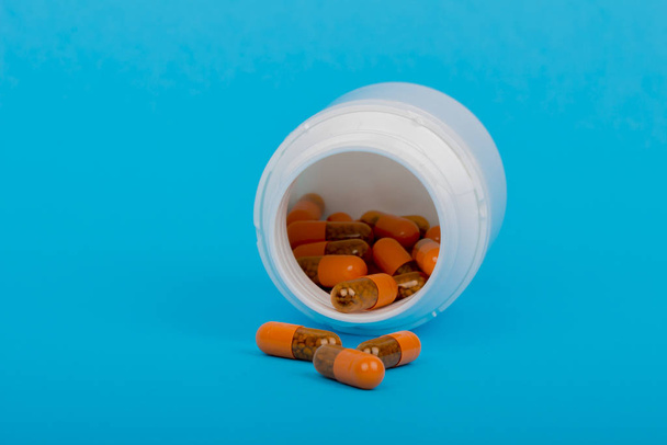 frascos médicos aislados sobre fondo azul, medicamentos y
 - Foto, Imagen