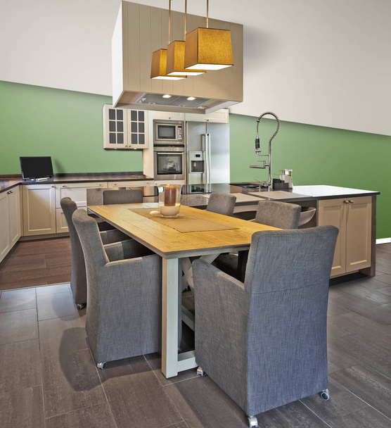 Элегантный и роскошный обеденный стол и хорошо меблированная кухня
 - Фото, изображение