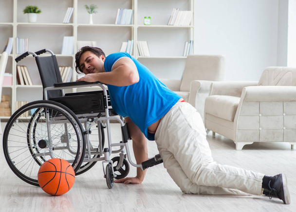 Jeune joueur de basketball en fauteuil roulant qui se remet d'une blessure - Photo, image