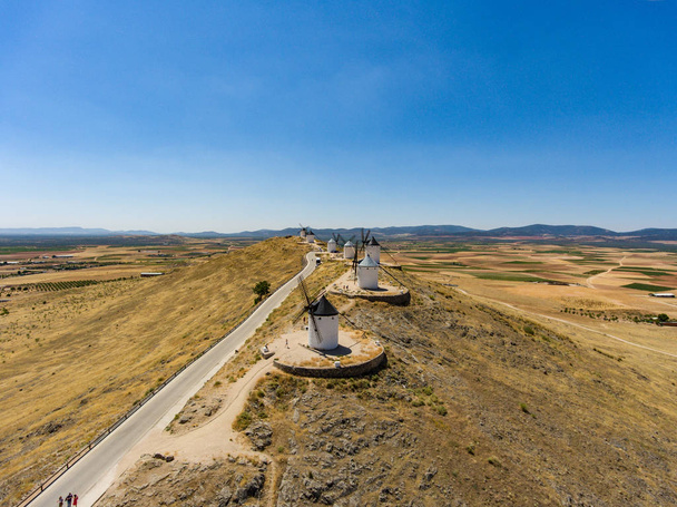 Αεροφωτογραφία των ανεμόμυλων του Δον Κιχώτη. Molino Rucio Consuegra στο κέντρο της Ισπανίας - Φωτογραφία, εικόνα