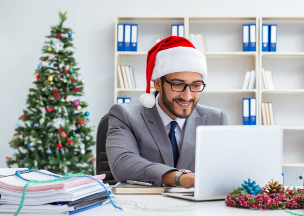 Joven hombre de negocios celebrando la Navidad en la oficina - Foto, Imagen