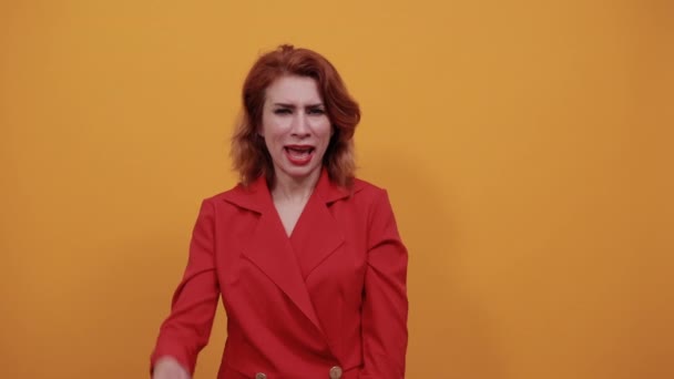 Alegre mujer caucásica haciendo gesto ganador, sonriendo en la chaqueta roja de moda
 - Metraje, vídeo