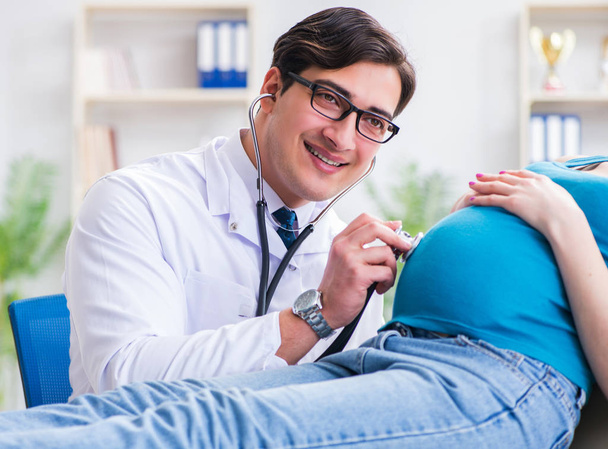 Έγκυος γυναίκα επισκέπτονται γιατρό στην ιατρική αντίληψη - Φωτογραφία, εικόνα
