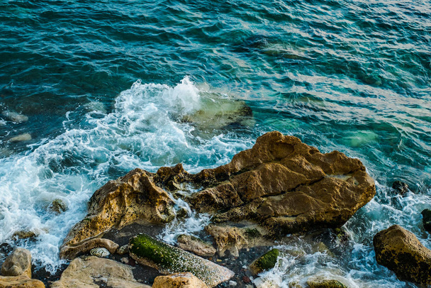 mar a las rocas orilla
 - Foto, Imagen