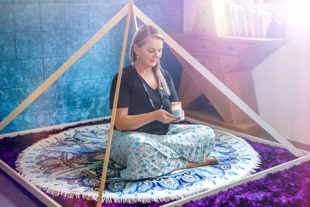 Женщина медитирует со свечой
 - Фото, изображение