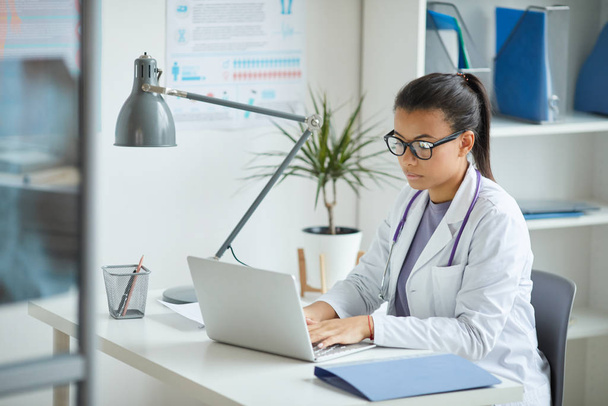 Medico femminile che utilizza laptop sul lavoro
 - Foto, immagini