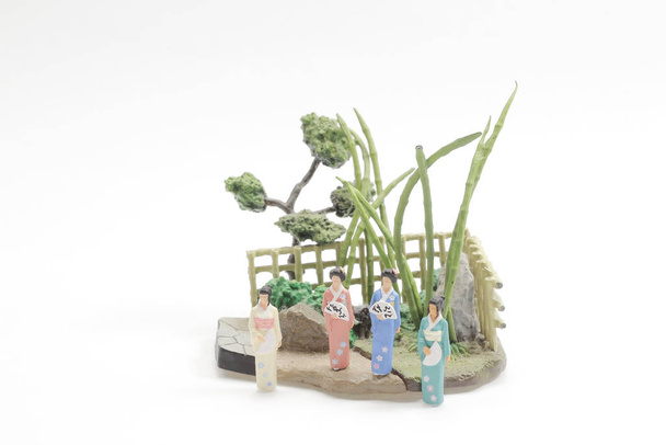 het plezier van kleine japanse zen tuin met figuren - Foto, afbeelding