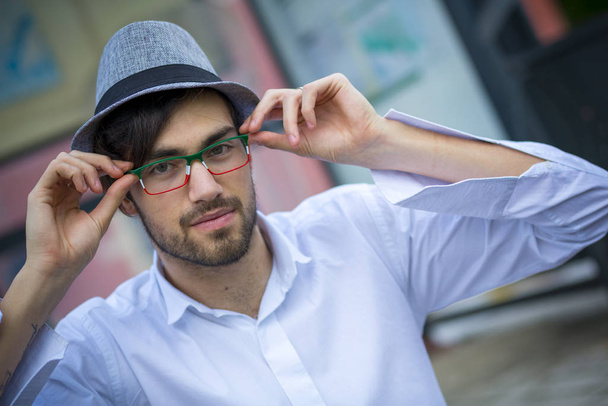 schöner Junge mit Hut und Brille - Foto, Bild