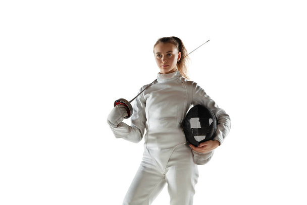 Дівчина-підліток в костюмі фехтування з мечем в руці ізольована на білому тлі
 - Фото, зображення