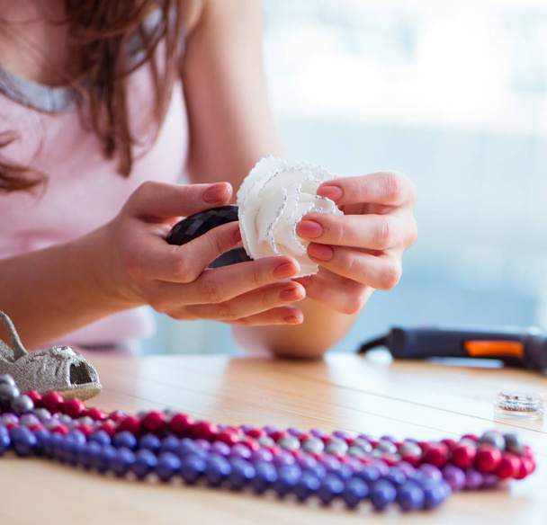 Vrouw die thuis sieraden maakt - Foto, afbeelding