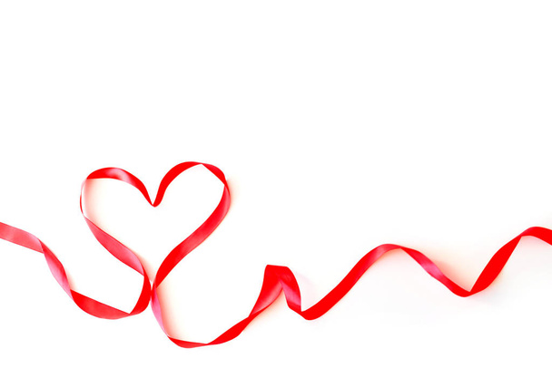 Cuore realizzato in nastro di seta rossa isolato su fondo bianco. Concetto di San Valentino, 14 febbraio
 - Foto, immagini