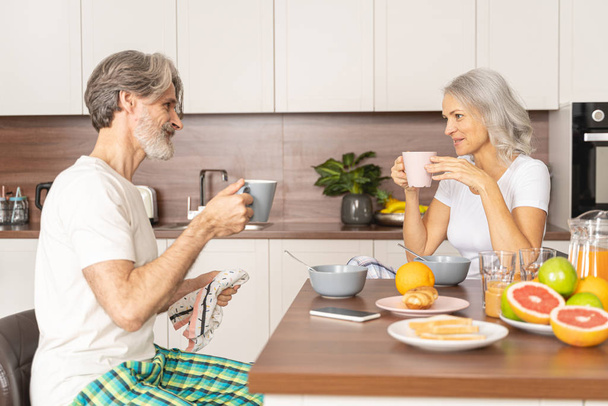 Married couple drinking tea in the morning - Foto, Imagem