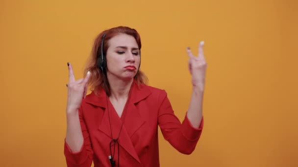 Charming caucasian young woman doing rock gesture, having nice headphones - Metraje, vídeo